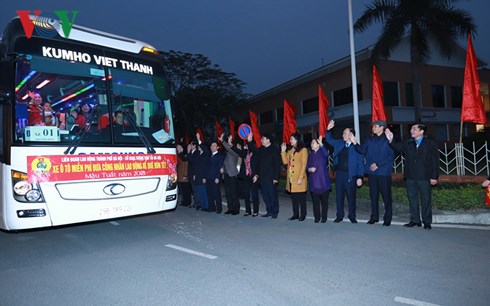 ha noi co them nhieu chuyen xe mien phi dua cong nhan ve que don tet tapchithoidai