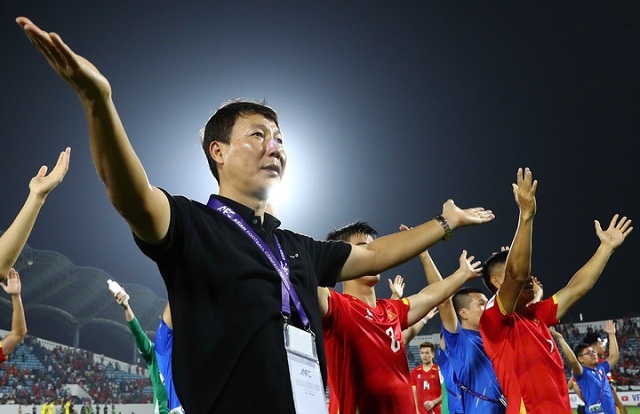 tuyen viet nam tro lai top 100 fifa van thua thai lan