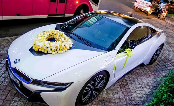 BMW i8 dung lam xe hoa o Sai Gon