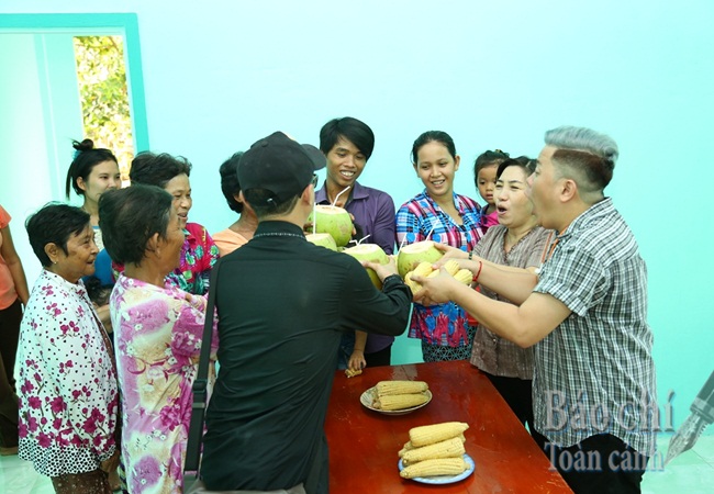 doi anh em tang 50 trieu dong xay nha cho nguoi ngheo.5