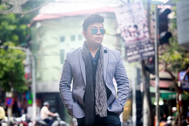 Quang Le lang thang pho phuong Ha Noi