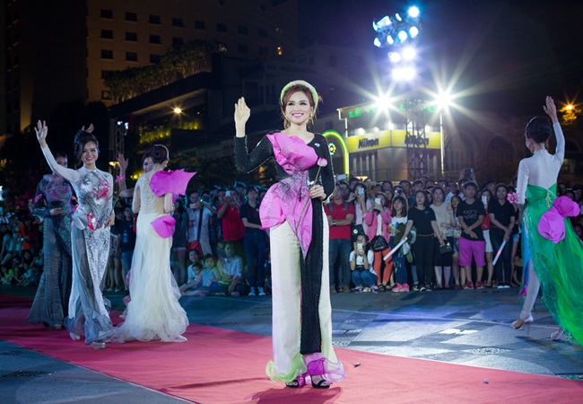 diem huong dien ao dai pho di bo