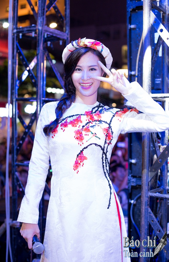 dong nhi dien ao dai pho di bo