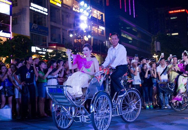 trinh dien ao dai pho di bo.16