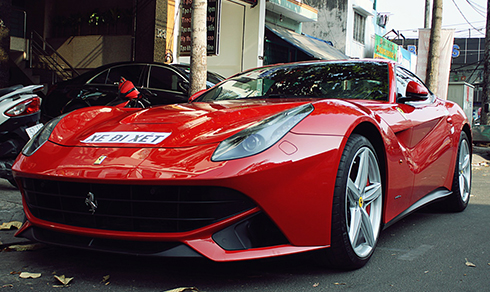 sieu xe ferrari f12 berlinetta tren pho sai gon