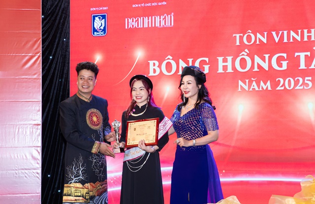 NTK Tuấn Hải cùng HH Đoàn Phương Lan trao giải Bông hồng Tài năng Lý Thị Quy