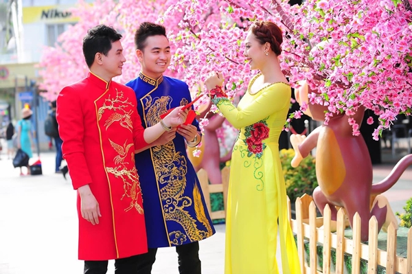 mc minh hung dien ao dai don xuan showbiz 2