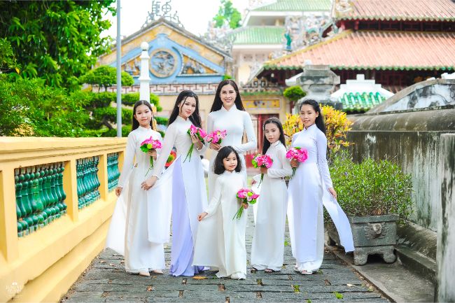 top 20 mau nhi cam hoa sen dien ao dai trang tinh khoi duoi ong kinh cua vu thanh tung avatar