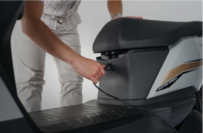 Những thói quen cần phải tránh khi sạc xe máy điện