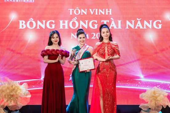 DN Thúy Phượng 'đóa hồng quyền lực' của Meey Group nhận giải Bông hồng Tài năng