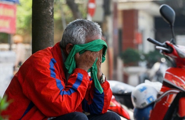 Nắng nóng cực đoan, uống nhiều nước vẫn khát: Bác sĩ lưu ý sai lầm phổ biến