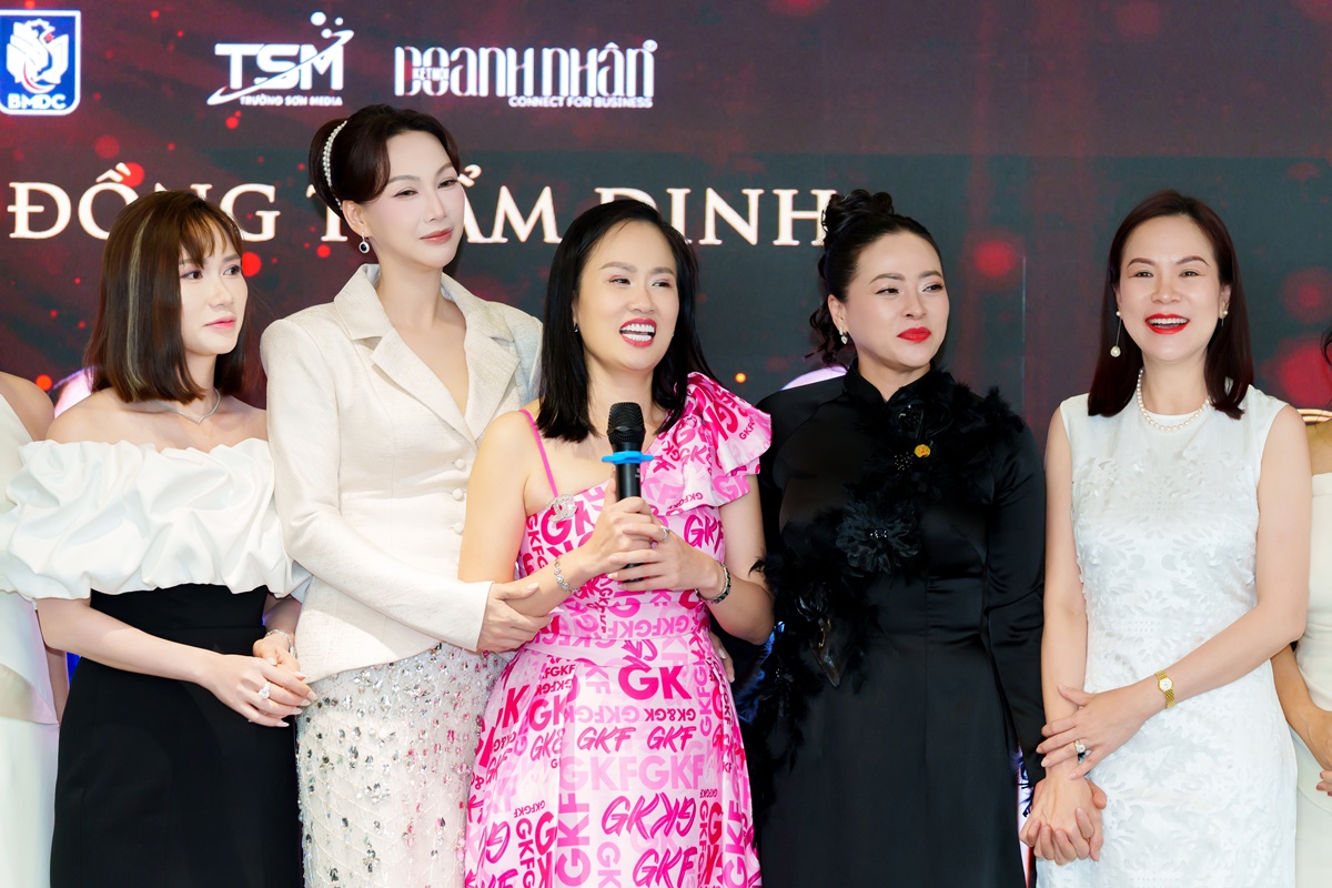 nu hoang truyen thong nguyen pham khanh van tu my tro ve du gala 10 nam bong hong quyen luc toancanhbaochi6