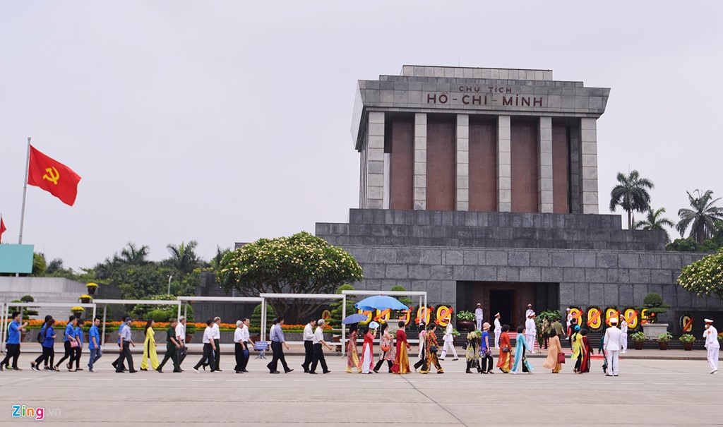 sinh nhat bac ho dong nguoi xep hang dai vao lang vieng bac