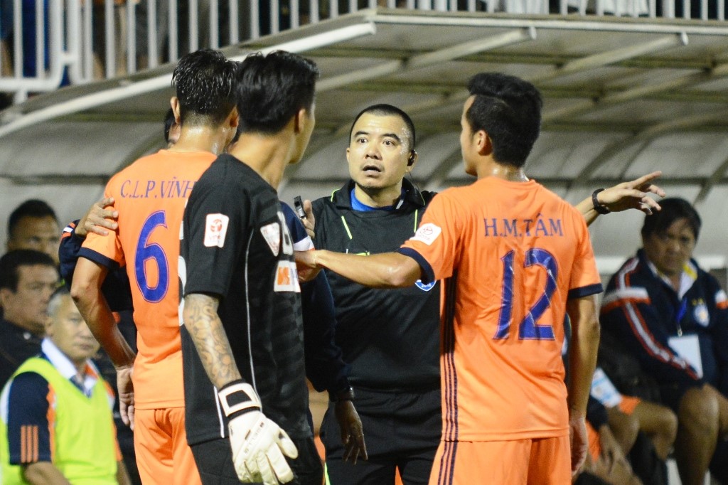 Huan luyen vien HAGL to cao trong tai co van de