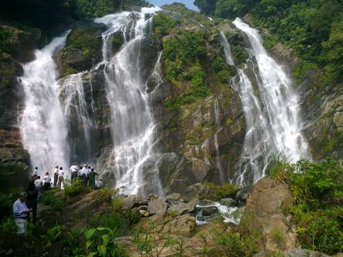 den quang ngai ngam thac trang voi nuoc chay tu troi